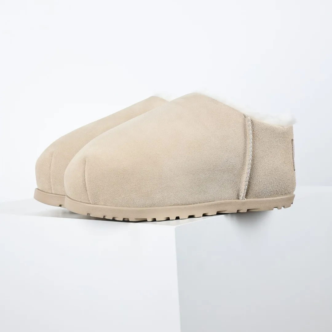 Pick up locally 💰660 Core recommended good price It is a very suitable choice for keeping warm in winter and at home. In the new year, uug has launched a series of styles, which are partial to the preferences of young consumers and have also moved to the forefront of fashion trends. Shoe body material Water-repellent coated suede upper 17mm UGGPURE™ implanted wool insole Lightweight non-slip comfortable rubber outsole With brand LOGO trademark Comes with a full set of packaging Size: 35 36 37 38 39 40